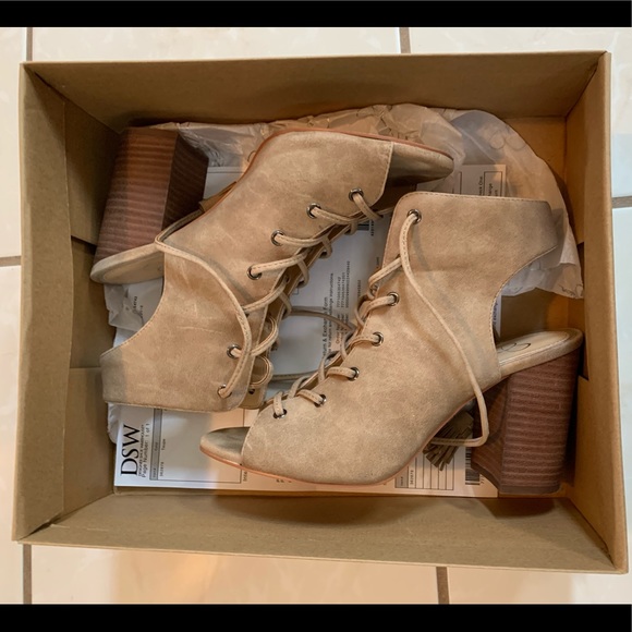 Jessica Simpson Peep Toe Tilroy Sandal - Picture 10 of 11